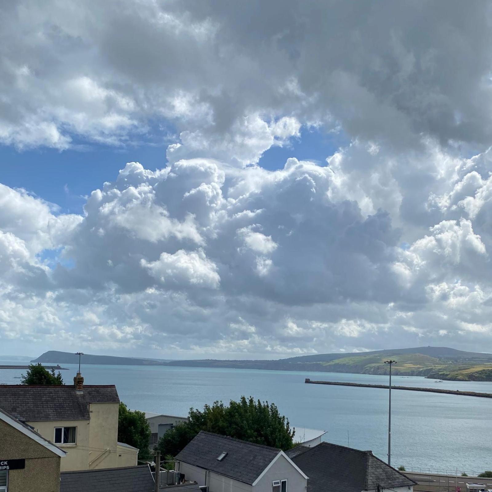 Rose And Crown Hotel & Hope And Anchor Bar Goodwick Dış mekan fotoğraf